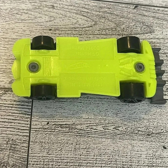 2014 Mattel Hot Wheels GT Hunter Grey Car With Florescent Green Under Carriage - Picture 8 of 9